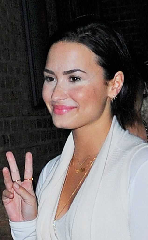 rs_634x1024-151015123414-634.Demi-Lovato-Make-Up-Highlighter.jl.101515.jpg